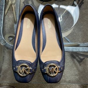 Brand new Michael Kors flats with beautiful gold tone llogo